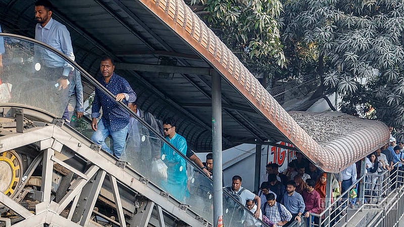 বনানীর চেয়ারম্যান বাড়ি এলাকার ফুটব্রিজটির এস্কেলেটর নষ্ট থাকায় সেটি এখন হেঁটে পার হতে হয়। রোজার দিনে ইফতারের আগে সেখানে জটলা পাকছে পথচারীদের