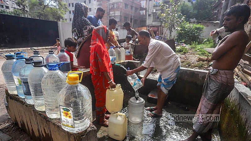 পুরান ঢাকার লালবাগের বিভিন্ন এলাকায় বাসাবাড়ির পানিতে দুর্গন্ধ থাকায় আমলিগোলা এলাকায় ওয়াসার কল থেকে পানি নিতে আসে অনেকেই। ছবি: আব্দুল্লাহ আল মমীন