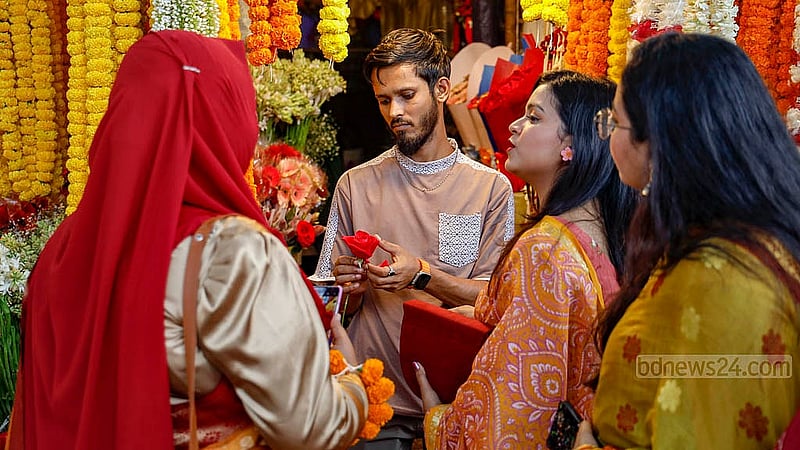শাহবাগের দোকানগুলোতে বৃহস্পতিবার চাহিদা বেশি দেখা গেছে গোলাপের, প্রতি পিস বিক্রি হচ্ছে ১০ থেকে ১৫ টাকায়। ছবি: মাহমুদ জামান অভি