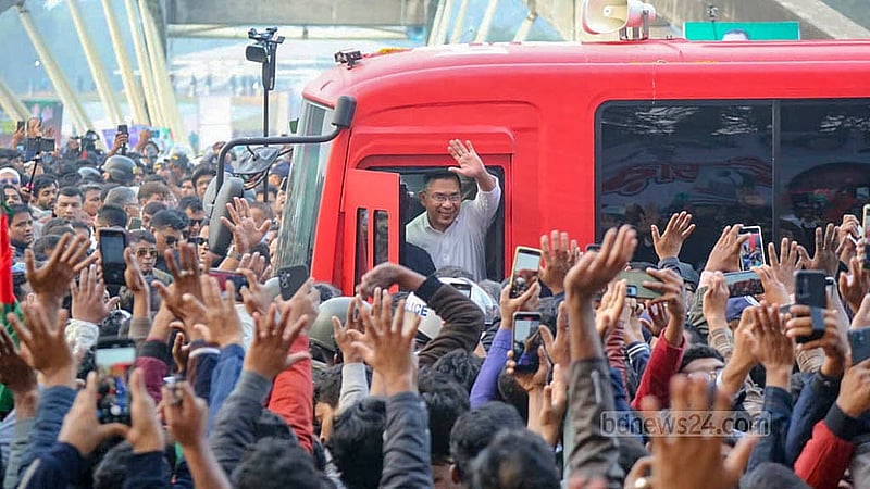 শুক্রবার জুমার নামাজের পর বাসে করে প্রয়াত রাষ্ট্রপতি জিয়াউর রহমানের কবর জিয়ারত করতে যান ছেলে বিএনপির ভারপ্রাপ্ত চেয়ারম্যান তারেক রহমান। বাস থেকে সড়কের দুই ধারে থাকা নেতাকর্মী ও অনুসারীদের উদ্দেশ্যে তিনি হাত নাড়েন