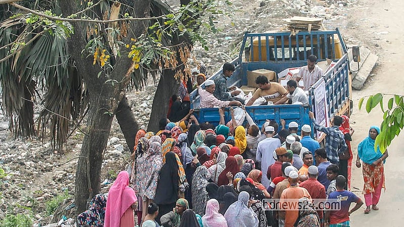 রাজধানীর খিলগাঁওয়ের ত্রিমোহনী এলাকায় টিসিবির পণ্য পেতে ট্রাকের সামনে অপেক্ষা
