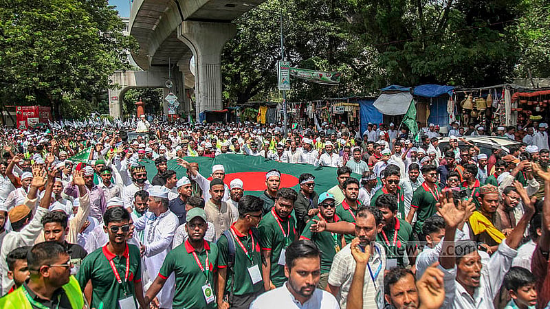 ঈদে মিলাদুন্নবী উপলক্ষে শনিবার রাজধানীর সোহরাওয়ার্দী উদ্যান থেকে ‘জশনে জুলুস’ বের করে আঞ্জুমানে রহমানিয়ার মইনীয়া মাইজভাণ্ডারীয়া। ছবি: আব্দুল্লাহ আল মমীন
