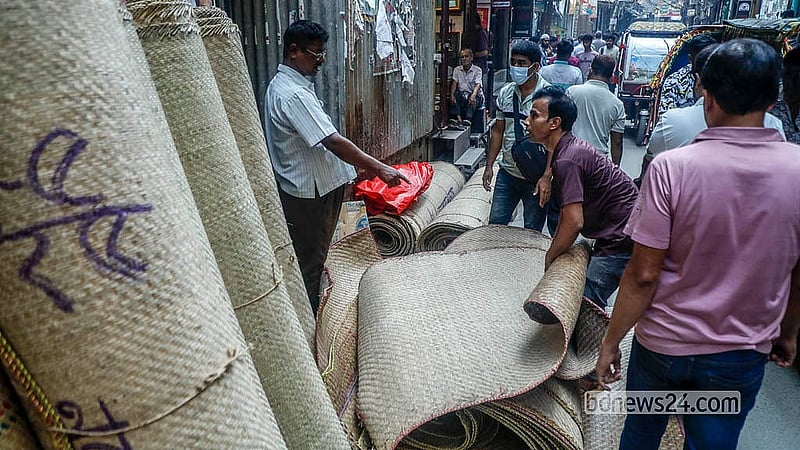 পুরান ঢাকার তাঁতীবাজার থেকে পাটি কিনছে অনেকেই। বাংলা নতুন বছরের প্রথম দিন তাঁতীবাজারে গয়নার দোকানিরা পুরনো পাটি বদলে ফেলেন। ছবি: আব্দুল্লাহ আল মমীন