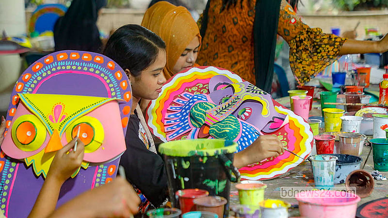 পহেলা বৈশাখের বর্ণাঢ্য শোভাযাত্রার জন্য যাবতীয় উপকরণ তৈরিতে ব্যস্ত ঢাকা বিশ্ববিদ্যালয়ের চারুকলা অনুষদের শিক্ষার্থীরা
