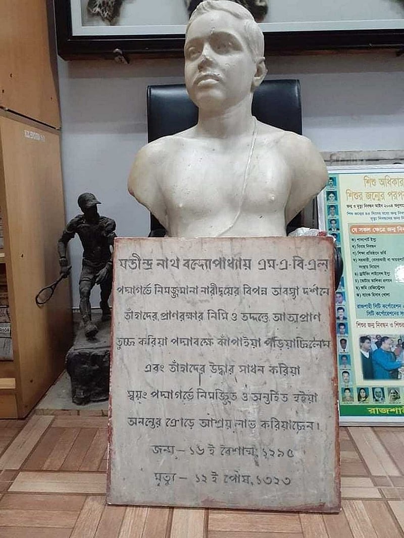 যতীন্দ্রনাথ বন্দোপাধ্যায়ের ভাস্কর্যটি দ্রুত পুনঃস্থাপন করা জরুরি বলে মনে করছেন নাগরিকজনেরা