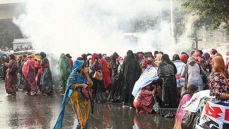 সরকারি প্রাথমিক বিদ্যালয়ের সহকারী শিক্ষক পদে নিয়োগ বাতিল হওয়া প্রার্থীদের সচিবালয়মুখী পদযাত্রা ছত্রভঙ্গ করতে কাঁদুনে গ্যাস ছোড়ে পুলিশ। ছবি: আব্দুল্লাহ আল মমীন