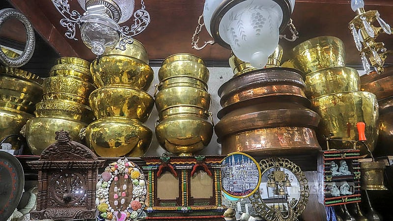 কাঁসা-পিতলের নতুন-পুরনো হাড়ি-পাতিল রয়েছে গুলশানে ডিএনসিসি মার্কেটের দোতলায় ‘ডেকোরিয়াম’ শপে। ছবি: আব্দুল্লাহ আল মমীন