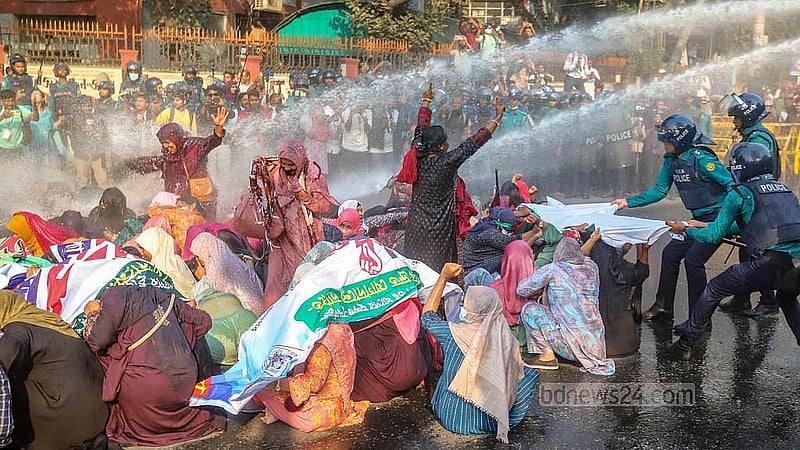 সরকারি প্রাথমিক বিদ্যালয়ে সহকারী শিক্ষক পদে নিয়োগ বাতিল হওয়া প্রার্থীদের সচিবালয়মুখী পদযাত্রা আটকে দিলে সড়কে বসে পড়েন তারা। এ সময় তাদের সরাতে জলকামান ব্যবহার করে পুলিশ। ছবি: আব্দুল্লাহ আল মমীন