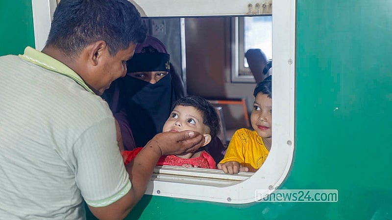স্বজনদের সঙ্গে রোজার ঈদ উদযাপন করতে ঢাকা ছাড়ছে পরিবার। শুক্রবার কমলাপুর রেলওয়ে স্টেশনে ট্রেনে তুলে দিয়ে সন্তানদের বিদায় জানাচ্ছেন বাবা