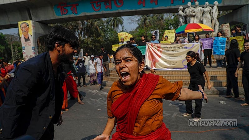 রাজু ভাস্কর্যের সামনে বুধবার দুপুরে পথনাটকে নারী নিপীড়নের ঘটনা তুলে ধরেন ঢাকা বিশ্ববিদ্যালয়ের থিয়েটার অ্যান্ড পারফরম্যান্স স্টাডিজ বিভাগের শিক্ষার্থীরা। ছবি: মাহমুদ জামান অভি