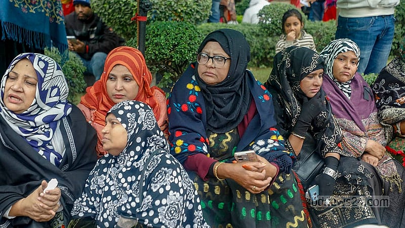 সাবেক প্রধানমন্ত্রী, বিএনপি চেয়ারপারসন খালেদা জিয়ার মৃত্যুর পর মঙ্গলবার এভারকেয়ার হাসপাতালের সামনে অনেকেই ভিড় করেন