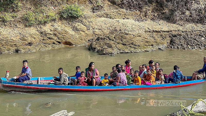 রাঙামাটির কাসালং নদীতে পানির প্রবাহ স্বাভাবিক থাকায় ইঞ্জিন চালিত নৌকায় যাতায়াত করেন স্থানীয়রা