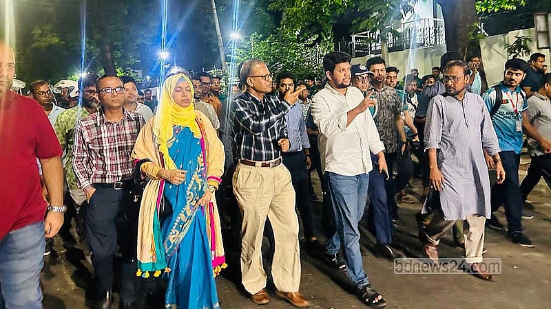 রাজধানীর কাকরাইল মসজিদ মোড়ে বুধবার রাতে আন্দোলনকারী জগন্নাথ বিশ্ববিদ্যালয়ের শিক্ষার্থীদের সঙ্গে কথা বলতে প্রধান উপদেষ্টার বাসভবন যমুনা থেকে আসেন তথ্য উপদেষ্টা মাহফুজ আলম।