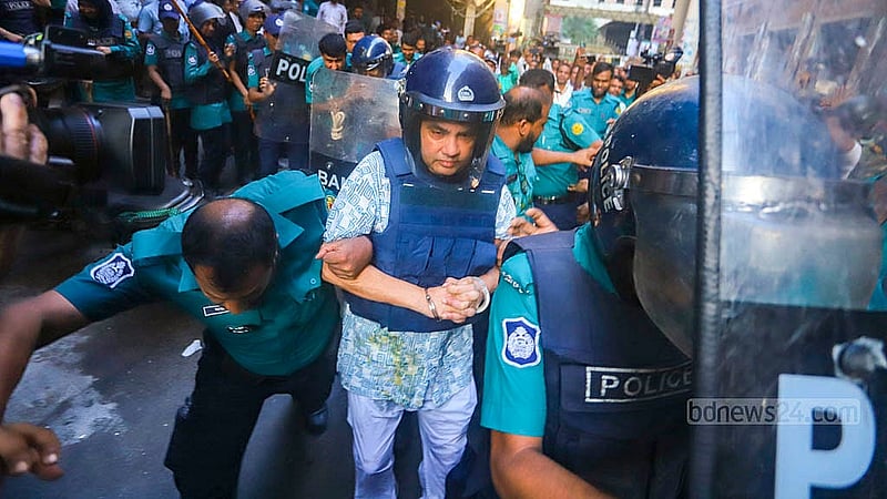 বিএনপি কর্মী নিহতের ঘটনায় দায়ের করা মামলায় সোমবার ঢাকার মুখ্য মহানগর হাকিম আদালতে রিমান্ডের আদেশের পর সাবেক মন্ত্রী সাবের হোসেন চৌধুরীকে পাশের হাজত খানায় নেওয়া হচ্ছে। ছবি: আব্দুল্লাহ আল মমীন
