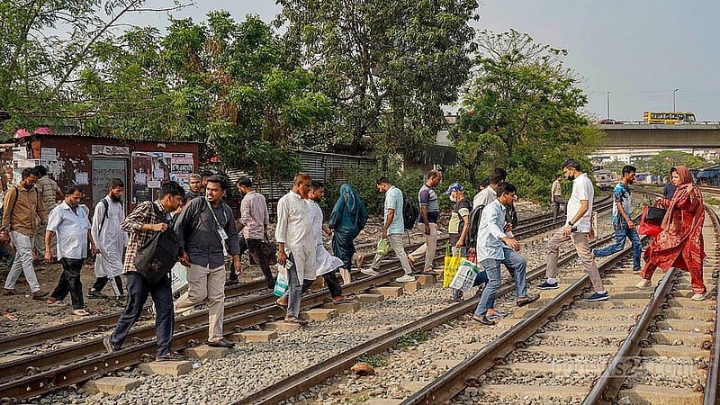 ঢাকার কুড়িল বিশ্বরোড এলাকায় লেভেল ক্রসিং না থাকলেও প্রতিদিন হাজারো মানুষ ঝুঁকি নিয়ে রেলপথ পারাপার হয়। ছবি: তানজিনুর রহমান ভূইয়া