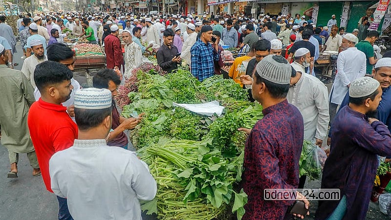 রাজধানীর নয়াপল্টনে ভিআইপি সড়কে অস্থায়ী বাজারে আনা সবজি। অন্য বাজারের তুলনায় দাম খানিকটা কম হওয়ায় এ বাজারে বিক্রি হয় বেশি