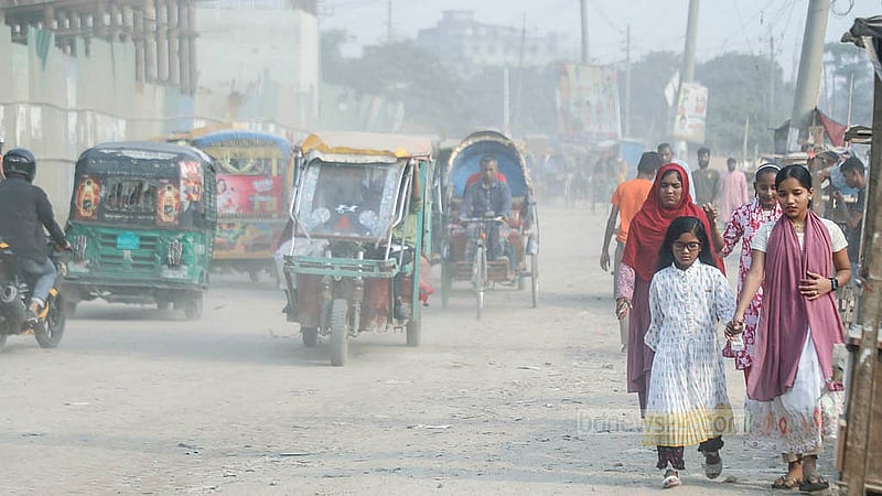 বায়ুদূষণে অতিষ্ঠ রাজধানীবাসীর ভোগান্তি আরও বাড়ে শীত এলে। ধুলায় ঢাকা পড়ার এ ছবি লালবাগের শহীদ নগর বেড়িবাঁধ এলাকা থেকে তোলা। ছবি: আব্দুল্লাহ আল মমীন