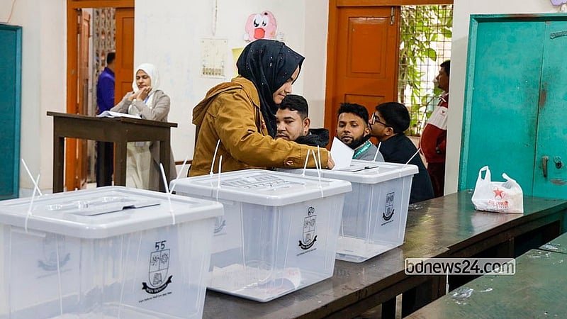 জগন্নাথ বিশ্ববিদ্যালয় ক্যাম্পাসে মঙ্গলবার সকালে জকসু নির্বাচনের একটি কেন্দ্রে ভোট দিচ্ছেন এক শিক্ষার্থী