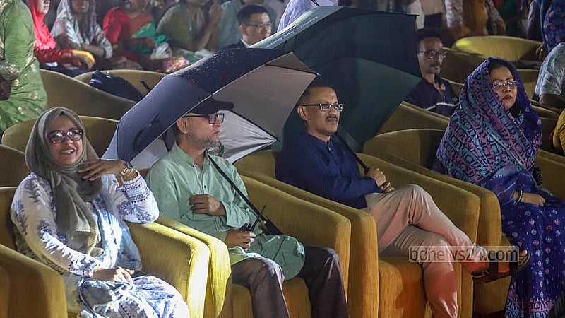 রাজধানীর কেন্দ্রীয় শহীদ মিনার প্রাঙ্গণে সোমবার সংস্কৃতি বিষয়ক মন্ত্রণালয় আয়োজিত জুলাই গণঅভ্যুত্থান স্মরণ-২০২৫ এ অতিথিরা। ছবি: আব্দুল্লাহ আল মমীন