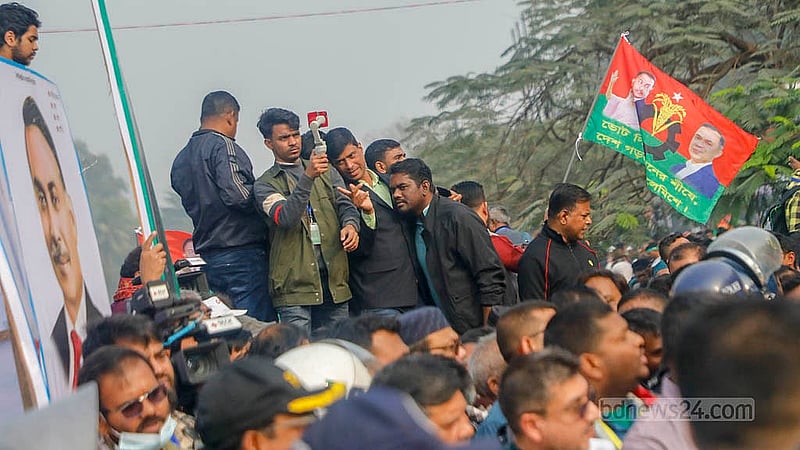 বিএনপির ভারপ্রাপ্ত চেয়ারম্যান তারেক রহমানকে এক নজর দেখতে শেরে বাংলা নগর এলাকায় ভিড় করেন সর্বস্তরের মানুষ