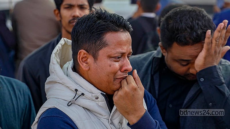 জিয়া উদ্যানে বৃহস্পতিবার সাবেক প্রধানমন্ত্রী খালেদা জিয়ার কবর জিয়ারত করতে এসে অনেকে কান্নায় ভেঙে পড়েন