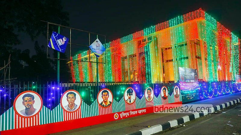 বিজয় দিবস উপলক্ষে ঢাকার ওসমানী স্মৃতি মিলনায়তনে আলোকসজ্জার পাশাপাশি শোভা পাচ্ছে দেশের সাত বীরশ্রেষ্ঠের ছবি