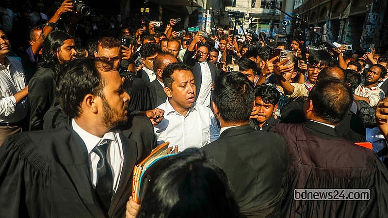 আদালত এলাকায় মঙ্গলবার স্পিকার শিরীন শারমিন চৌধুরীকে ঘিরে আইনজীবীদের হট্টগোল শুরু হয়।  ছবি: আব্দুল্লাহ আল মমীন