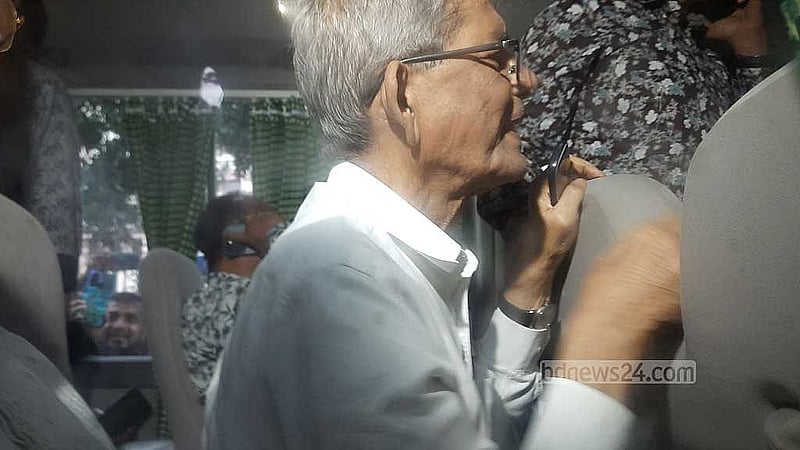 গত ৫ অগাস্ট ছাত্র জনতার তুমুল আন্দোলনের মধ্যে আওয়ামী লীগ সরকারের পতন ঘটলে সেনাপ্রধান জেনারেল ওয়াকার-উজ-জামানের সঙ্গে বঙ্গভবনে গিয়ে ৯০ দিনের মধ্যে নির্বাচনের দাবি করেছিলেন মির্জা ফখরুল।