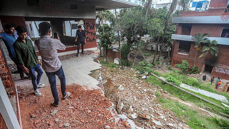 অভ্যুত্থানে আওয়ামী লীগ সরকার পতনের পর ধ্বংস্তূপে পরিণত হওয়া ধানমন্ডির ৩২ নম্বরের বাড়ি দেখতে এসে অনেকেই ছবি তুলছেন।  ছবি: আব্দুল্লাহ আল মমীন