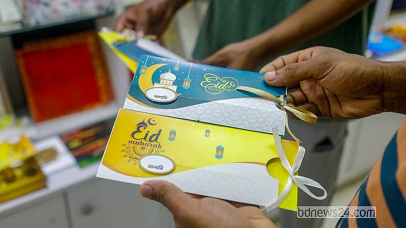 ঈদ কার্ডের পাশাপাশি মিলছে ‘সালামি কার্ড’। প্রিয়জনদের জন্য ঈদ সালামি রাখার জায়গা রয়েছে এই কার্ডের মধ্য