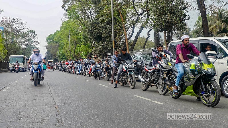 নির্দিষ্ট করে দেওয়া হয়েছে তেল নেওয়ার পরিমাণ। ২ লিটার তেল নিতে বাইকারদের অপেক্ষা করতে হচ্ছে ২ ঘণ্টার বেশি সময়।  ছবি: আব্দুল্লাহ আল মমীন