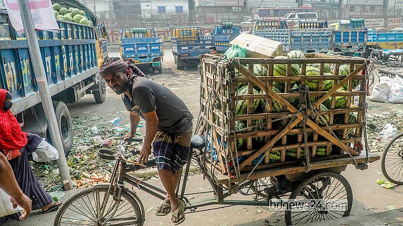 যাত্রাবাড়ী আড়ত থেকে তরমুজ কিনে ভরা হয়েছে ভ্যানে, নেওয়া হবে শনিরআখরায়।  ছবি: আব্দুল্লাহ আল মমীন
