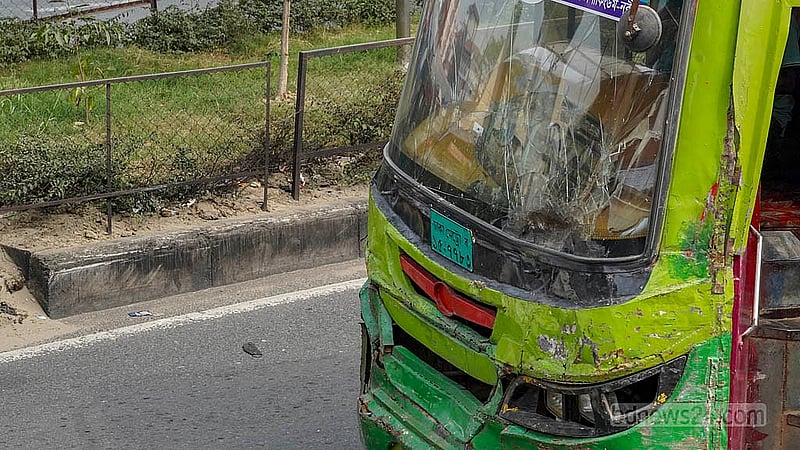 ভাঙা হেডলাইট নিয়েই রাজধানীর সড়কে চলছে বাস