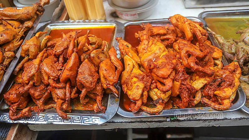 চকবাজারে প্রথম রোজার ইফতার বাজারে দেখা যায় আস্ত কবুতরও। ছবি: আব্দুল্লাহ আল মমীন