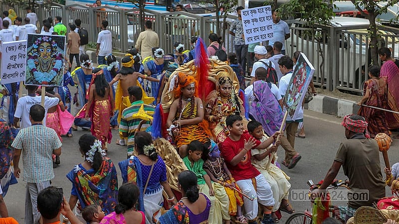 শ্রী শ্রী জগন্নাথ দেবের রথযাত্রায় রোববার রাধা-কৃষ্ণের সাজে ভক্তরা।