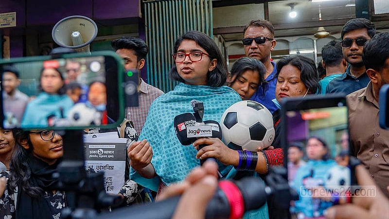 ঢাকার সিপাহীবাগ টেম্পো স্ট্যান্ড সোমবার ভোটারদের আশ্বাস আর প্রতিশ্রুতি দিয়ে ভোট চেয়েছেন ঢাকা-৯ আসনের স্বতন্ত্র প্রার্থী তাসনিম জারা। নির্বাচনে জয় পেলে কী করবেন, সেই ভাবনাও ভোটারদের কাছে তুলে ধরেছেন