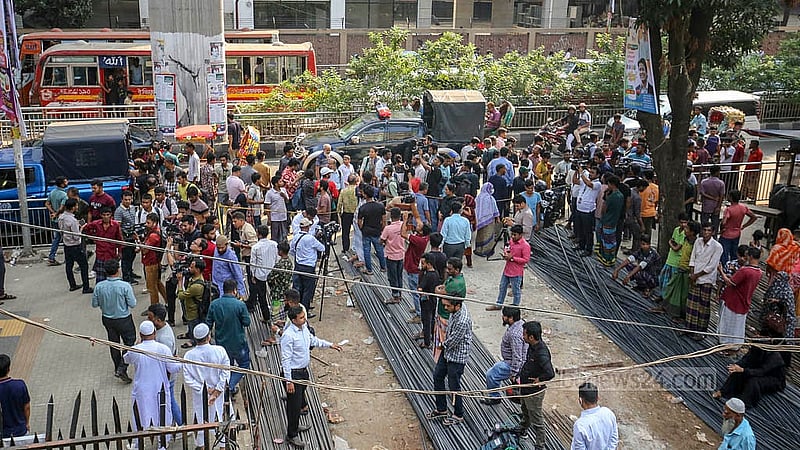ঢাকার ফার্মগেটে রোববার মেট্রো লাইনের বিয়ারিং প্যাড খুলে পড়ে একজনের মৃত্যুর পর ঘটনাস্থলে মানুষজন ভিড় জমান। ছবি: আব্দুল্লাহ আল মমীন