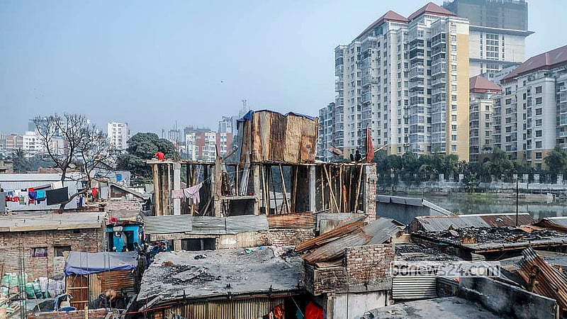 ঢাকার কড়াইল বস্তিতে গত বছরের ২৫ নভেম্বর ভয়াবহ আগুনে পুড়েছে শত শত ঘর। সেখানে এখন নতুন করে ঘর তোলা হচ্ছে