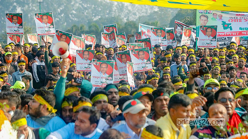 জাতীয় নির্বাচনের প্রার্থীদের পোস্টার হাতে বিজয় দিবসে মঙ্গলবার জাতীয় স্মৃতিসৌধে শ্রদ্ধা জানাতে এমপি প্রার্থীর কর্মীরা
