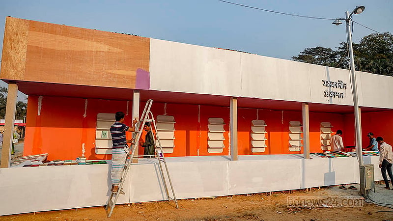 একুশে বইমেলা বৃহস্পতিবার শুরু হলেও পরদিন শুক্রবারও অনেক প্রকাশনা প্রতিষ্ঠানের স্টল নির্মাণ কাজ চলেছে
