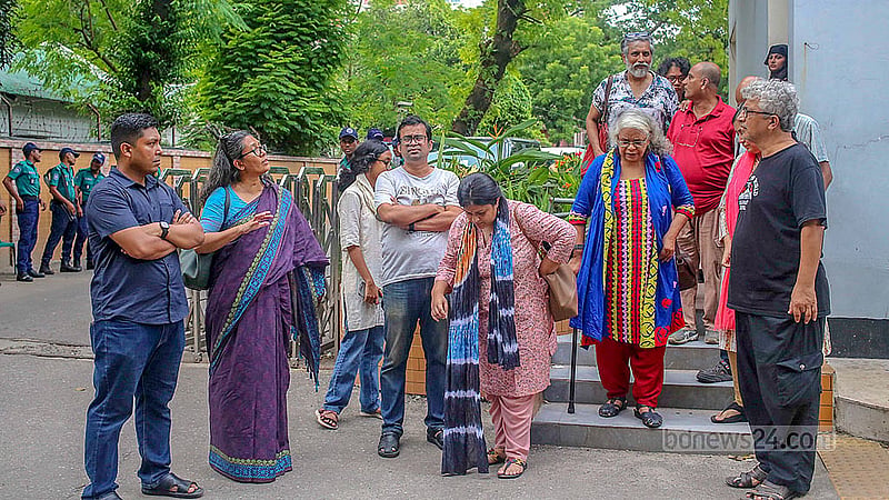 ২৭ জুলাই ২০২৪: বৈষম্যবিরোধী ছাত্র আন্দোলনের তিন সমন্বয়ক নাহিদ ইসলাম, আসিফ মাহমুদ ও আবু বাকের মজুমদারের খোঁজ নিতে ডিবি কার্যালয়ে যান বিশ্ববিদ্যালয় শিক্ষক নেটওয়ার্কের একটি প্রতিনিধিদল।