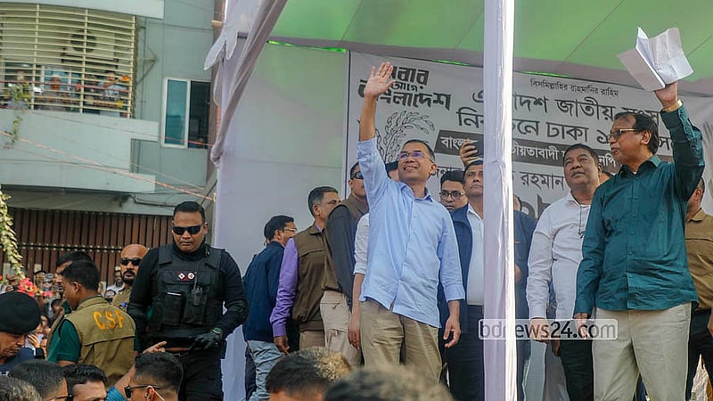 ঢাকায় বিএনপির নির্বাচনি প্রচারের প্রথম দিন রোববার রাজধানীর ইসিবি চত্বরে পথসভায় এসে সমর্থকদের উদ্দেশে হাত নেড়ে শুভেচ্ছা জানান দলের চেয়ারম্যান তারেক রহমান