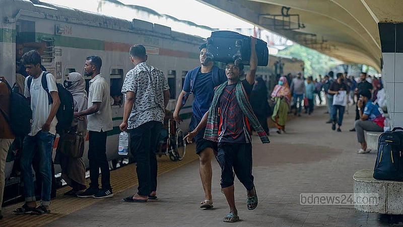 আগাম টিকেটে ঈদযাত্রা তৃতীয় দিন সোমবার রাজধানীর কমলাপুর স্টেশনে ট্রেন ছেড়ে দিলে দৌড়ে উঠতে দেখা যায় অনেককে। ছবি: মাহমুদ জামান অভি