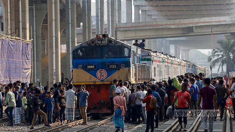 ঢাকার মহাখালী রেলক্রসিং অবরোধ করে থাকা তিতুমীর কলেজের শিক্ষার্থীরা কমলাপুর থেকে ছেড়ে আসা উপকূল এক্সপ্রেস আটকে দেয়। ছবি: মাহমুদ জামান অভি