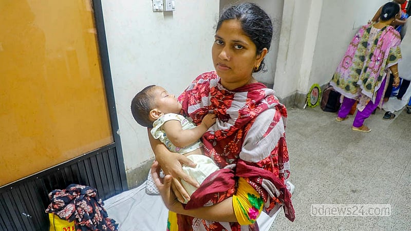 মায়ের কোলে ১০ মাসের শিশু মিনহাজ। গাজীপুর থেকে আসা হামে আক্রান্ত শিশুটিকে সোমবার মহাখালী সংক্রামক ব্যাধি হাসপাতালে ভর্তি করা হয়