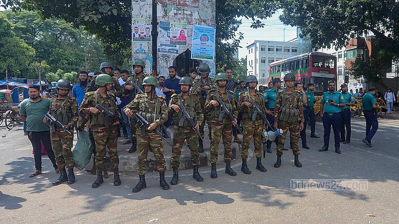 বৈষম্যবিরোধী ছাত্র আন্দোলনের সময় ইমাম হাসান তাইমের হত্যার বিচারের দাবিতে জিরো পয়েন্ট এলাকায় মঙ্গলবার শিক্ষার্থীদের বিক্ষোভের সময় আইনশৃঙ্খলা বাহিনীর অবস্থান। ছবি: আব্দুল্লাহ আল মমীন