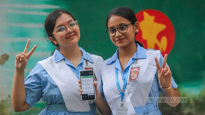 মোবাইলে এইচএসসি পরীক্ষার ফলাফল দেখে আনন্দে আত্মহারা ভিকারুননিসা নূন স্কুল অ্যান্ড কলেজের দুই শিক্ষার্থী।ছবি: আব্দুল্লাহ আল মমীন