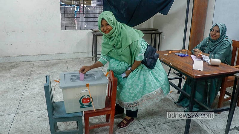 ত্রয়োদশ সংসদ নির্বাচন ও গণভোটের দিন বৃহস্পতিবার দোলাইর পাড় উচ্চ বিদ্যালয় কেন্দ্রে ভোট দিচ্ছেন এক নারী