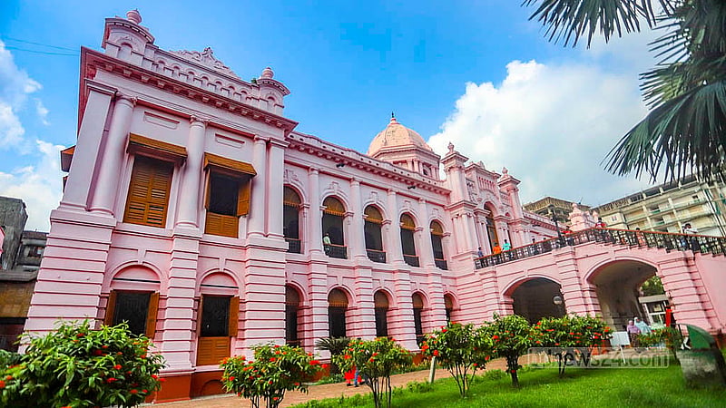 কোরবানির ঈদের ছুটির কারণে ৫ থেকে ১২ জুন বন্ধ ছিল আহসান মঞ্জিল জাদুঘর। শুক্রবার বিকালে সেটি দর্শনার্থীদের জন্য খুলে দেওয়া হয়।  ছবি: আব্দুল্লাহ আল মমীন