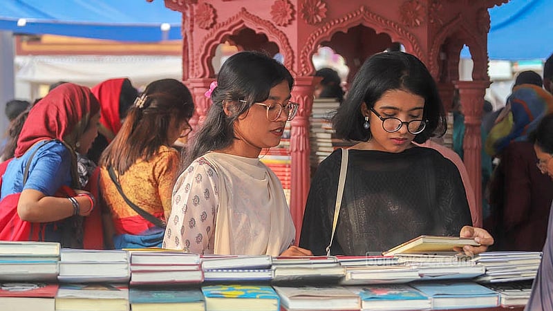 বইমেলার শেষ দিন শুক্রবার একটি স্টলে বই দেখছেন বইপ্রেমীরা। ছবি: আব্দুল্লাহ আল মমীন